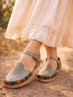 Handmade Mexican Leather Huarache Sandals Floral Embossed, size 7